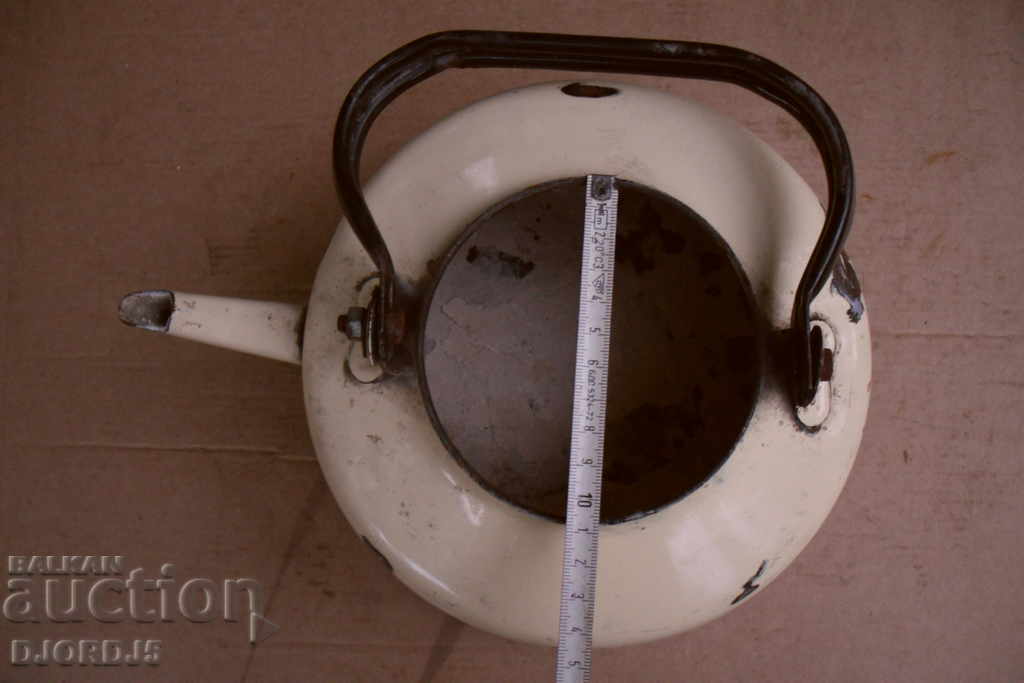 Auction An old kettle Auction An old kettle