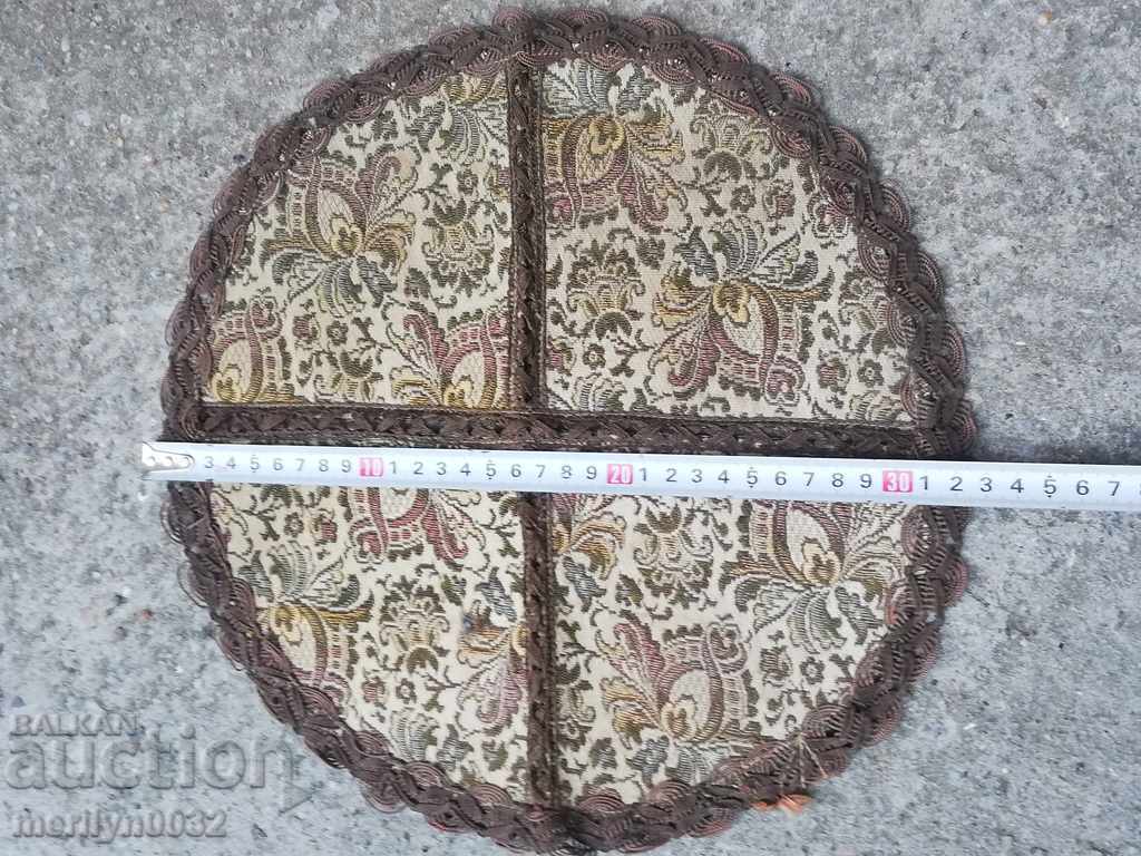 Delivery of An old embroidered quilt of shingles, a mile of embroidery Delivery of An old embroidered quilt of shingles, a mile of embroidery