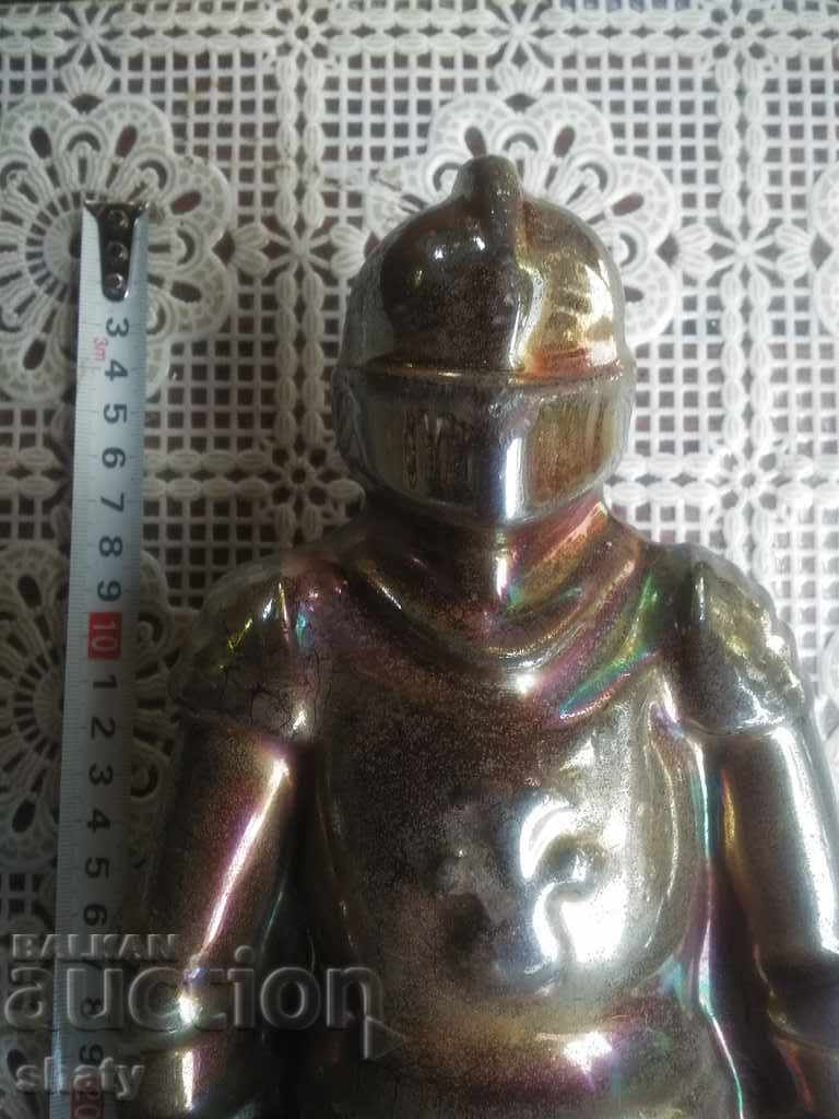 Παλιά φιγούρα τζακιού από χυτοσίδηρο. Γλυπτό ιππότη. με τιμή 95.00 BGN | € 48.57