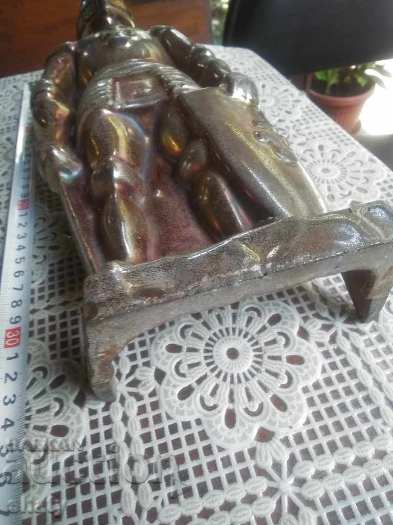 Παράδοση Παλιά φιγούρα τζακιού από χυτοσίδηρο. Γλυπτό ιππότη.