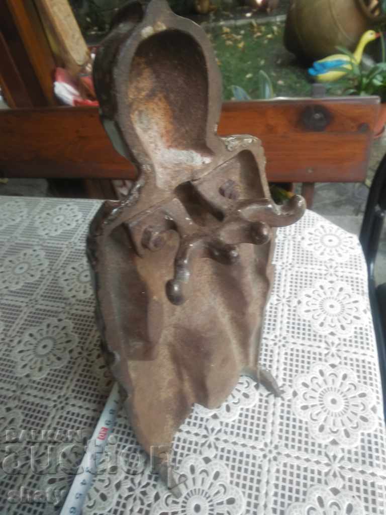 Παλιά φιγούρα τζακιού από χυτοσίδηρο. Γλυπτό ιππότη. - 5