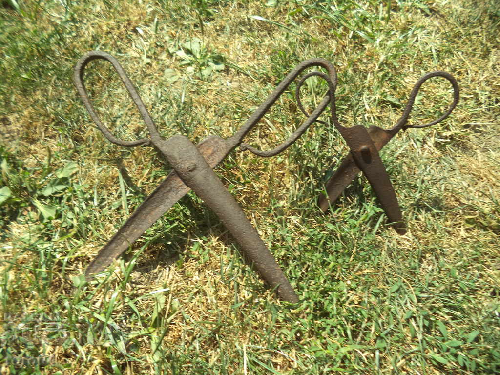 Auction PAIR OF OLD HAND FORGED REVIVAL SCISSORS Auction PAIR OF OLD HAND FORGED REVIVAL SCISSORS