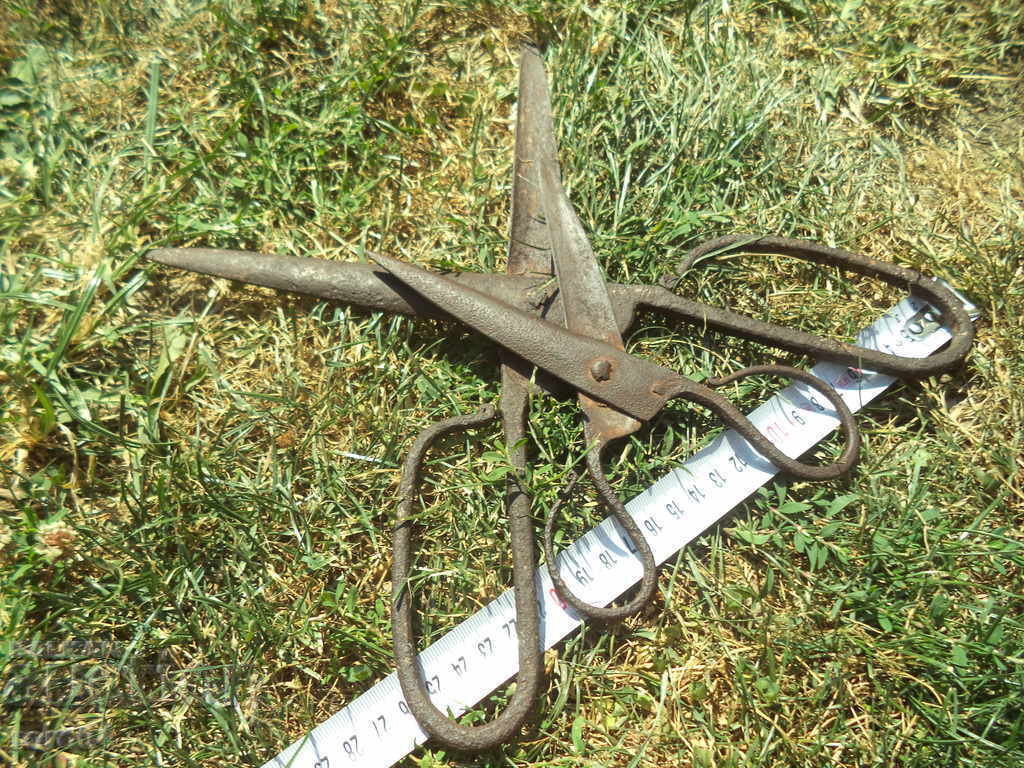 PAIR OF OLD HAND FORGED REVIVAL SCISSORS - 6