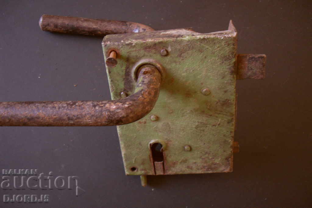 Old lock with price 5.00 BGN | € 2.56 Old lock with price 5.00 BGN | € 2.56