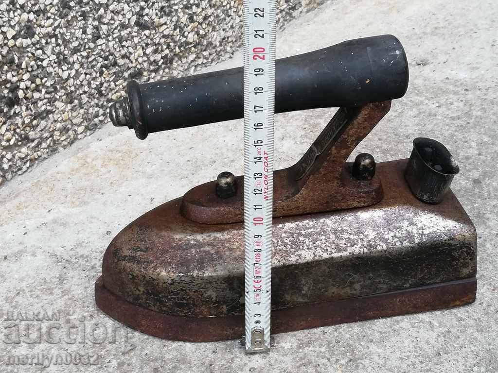 Auction Old Bulgarian Electric Stalin Iron in the late 40's Auction Old Bulgarian Electric Stalin Iron in the late 40's