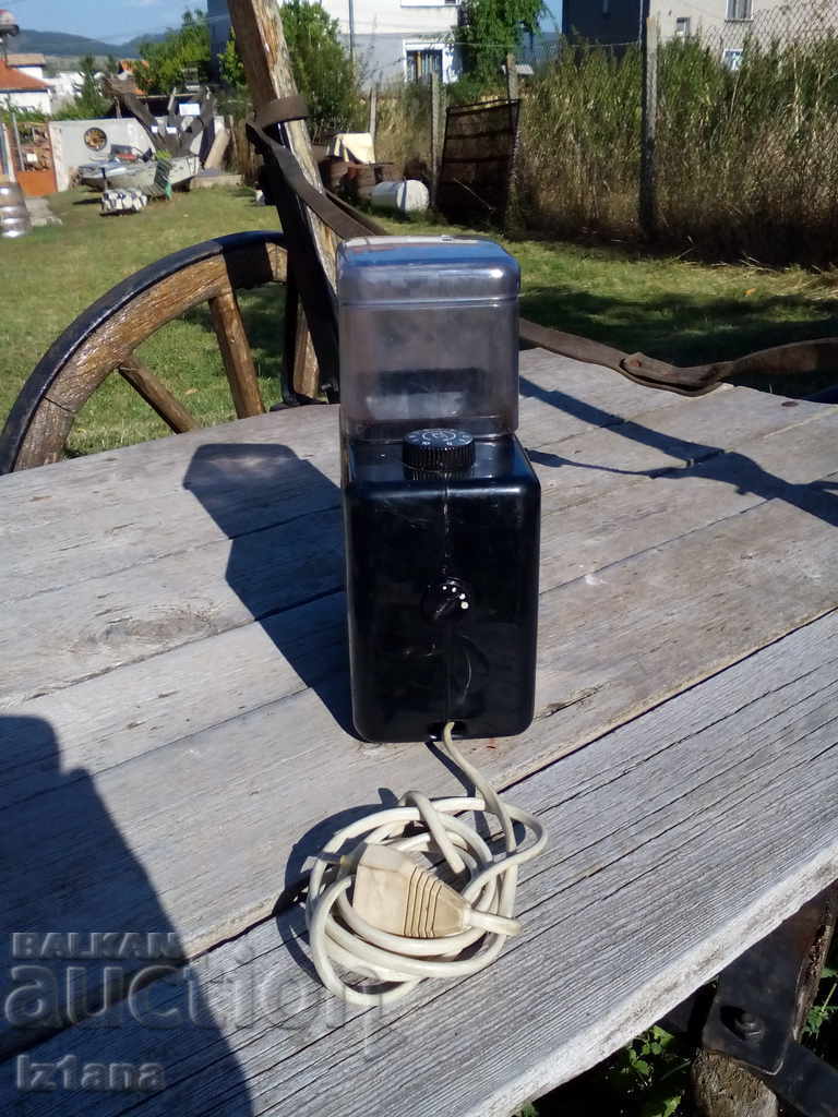 Old electric coffee grinder with price 40.00 BGN | € 20.45 Old electric coffee grinder with price 40.00 BGN | € 20.45