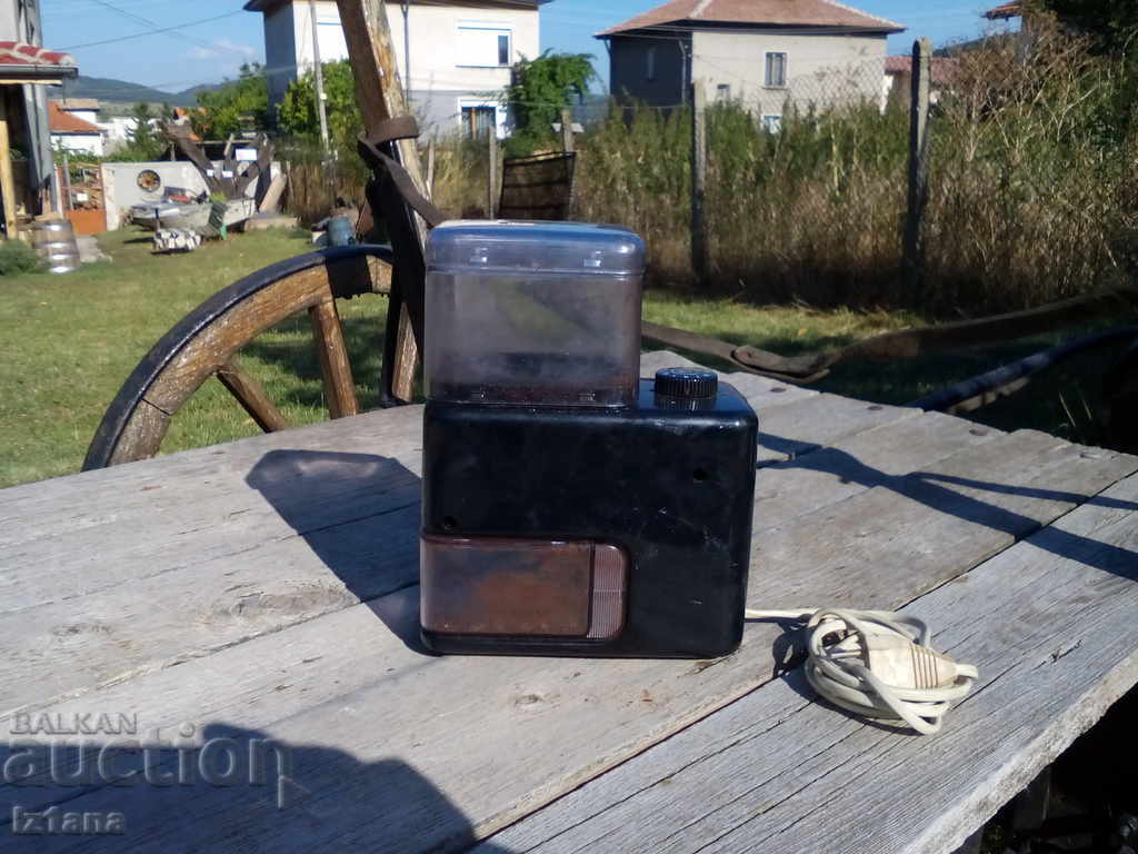 Стара електрическа кафемелачка
