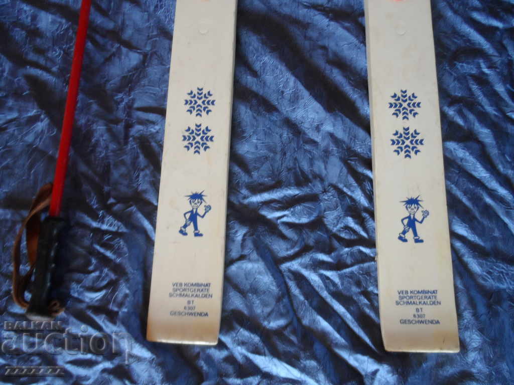 Παράδοση ρετρό παιδικά σκι Παράδοση ρετρό παιδικά σκι