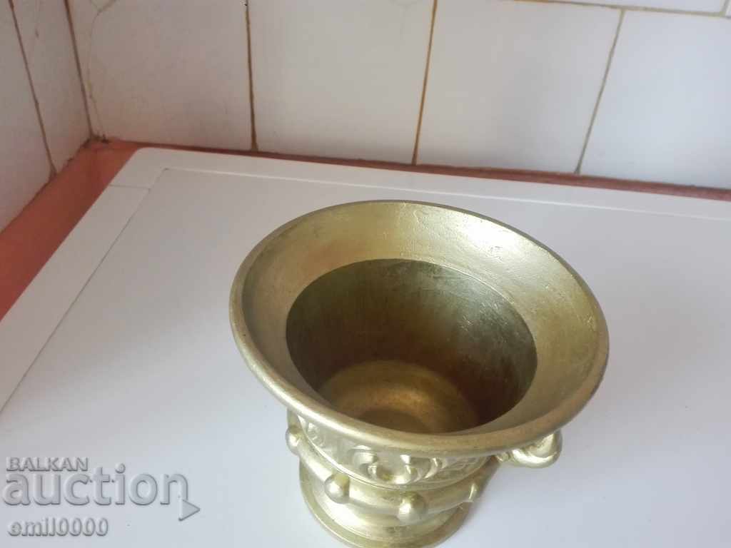 Auction  Massive vessel, a bowl of non-ferrous metal.