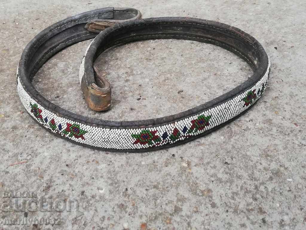 Curea veche din piele tesuta manual pentru costum albastru din margele pafti Curea veche din piele tesuta manual pentru costum albastru din margele pafti