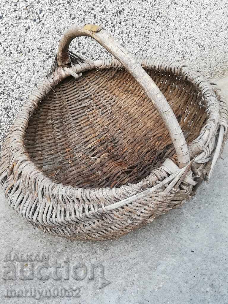 Delivery of An old basket of wicker basket Delivery of An old basket of wicker basket