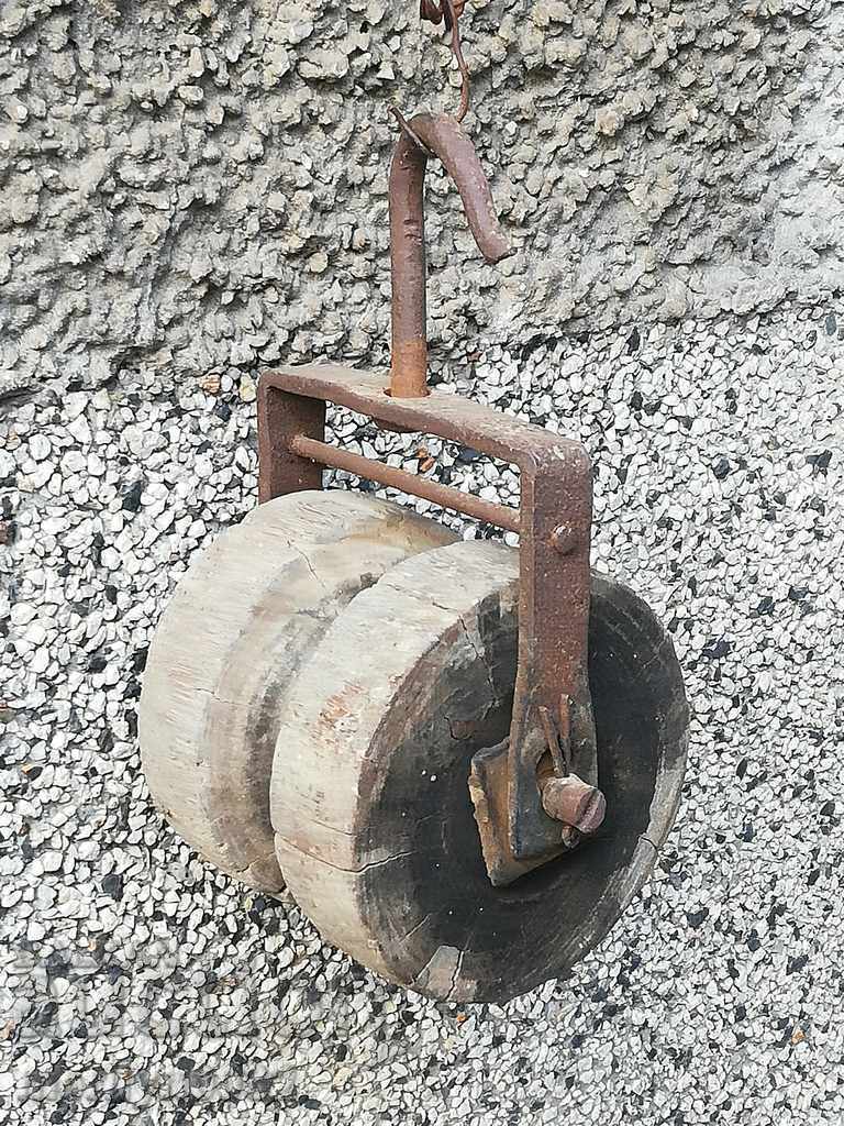 Delivery of Old wooden pulley pulley screech wooden roll Delivery of Old wooden pulley pulley screech wooden roll