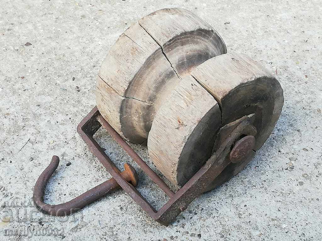 Old wooden pulley pulley screech wooden roll - 5 Old wooden pulley pulley screech wooden roll - 5