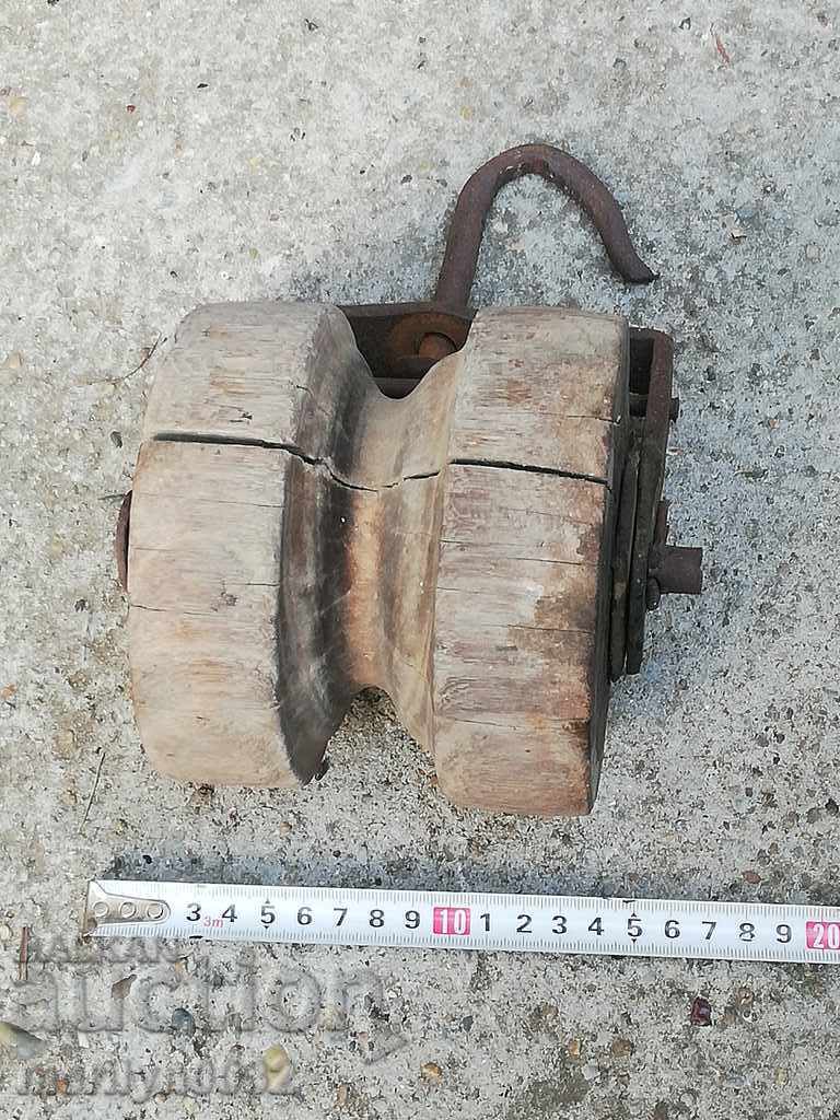Old wooden pulley pulley screech wooden roll - 6 Old wooden pulley pulley screech wooden roll - 6