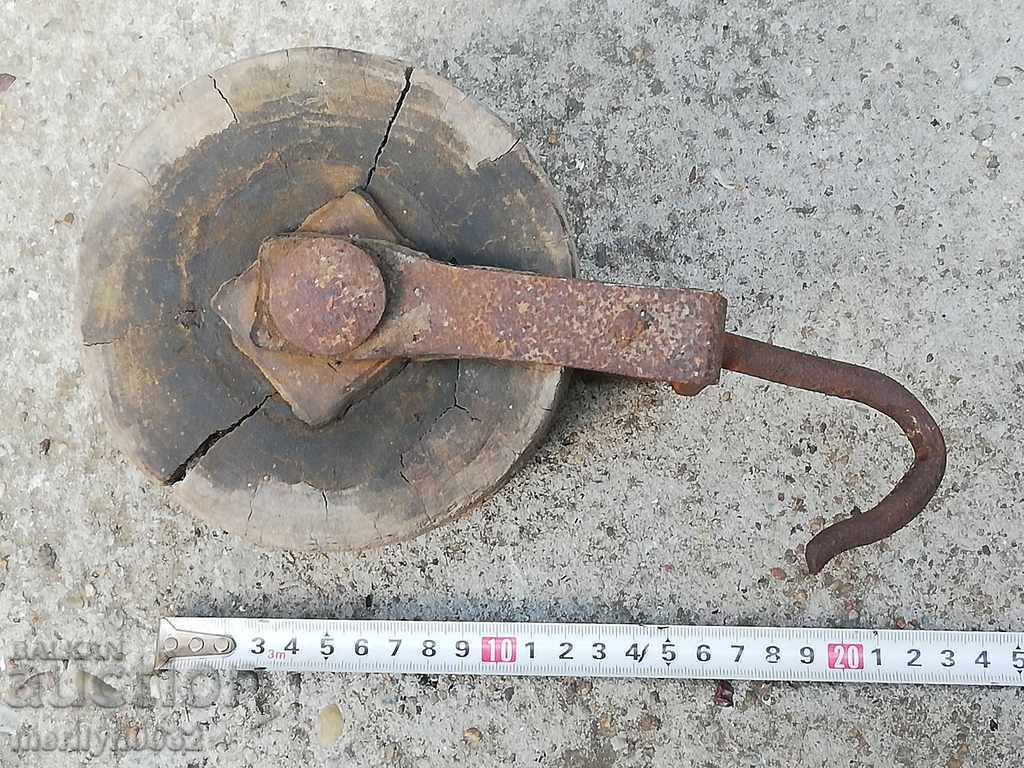Old wooden pulley pulley screech wooden roll - 7 Old wooden pulley pulley screech wooden roll - 7