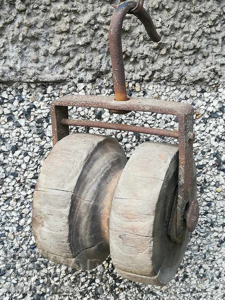 Стара дървена макара полиспаст скрипец  дървения ролка