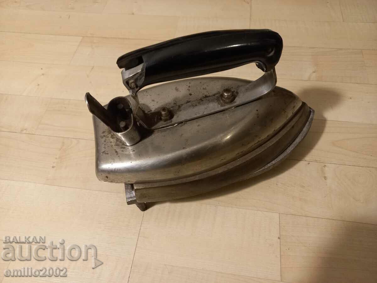 Fier de călcat retro cu suport cu preț 9.00 BGN | € 4.60