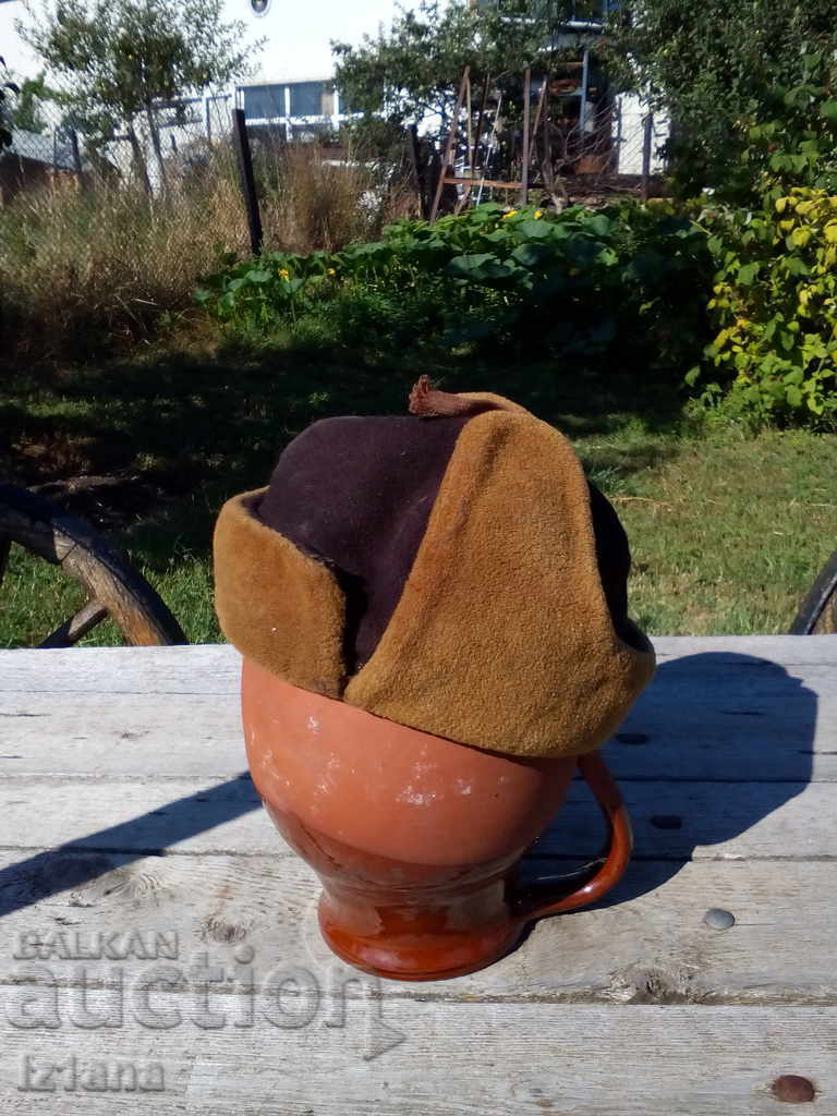 Delivery of Old hat, earmuff Delivery of Old hat, earmuff