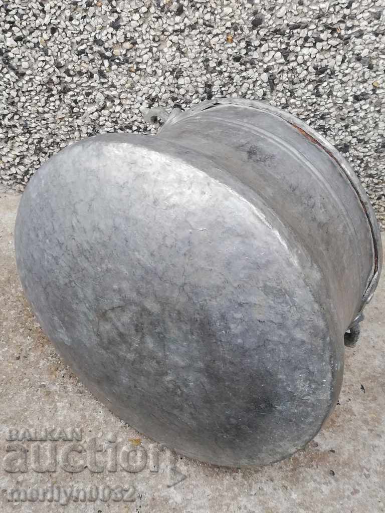 Auction Tin boned, boiler, baker, copper pot Auction Tin boned, boiler, baker, copper pot