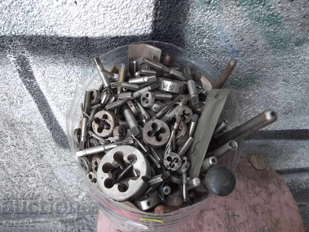 Delivery of Lot of 507 pcs. dies, hammers and a few spinners Delivery of Lot of 507 pcs. dies, hammers and a few spinners