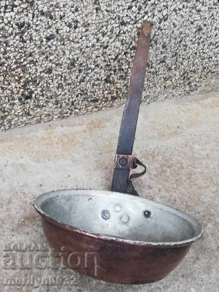 Auction  An old copper pan, a baker, a tray, a copper pot