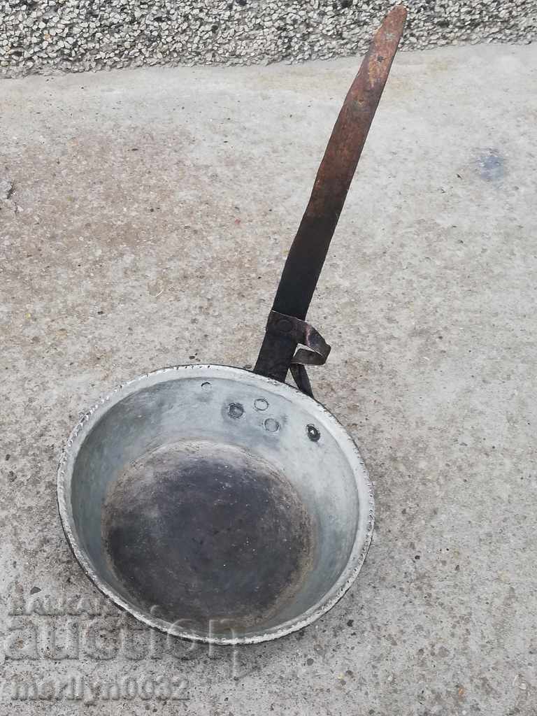 Delivery of An old copper pan, a baker, a tray, a copper pot