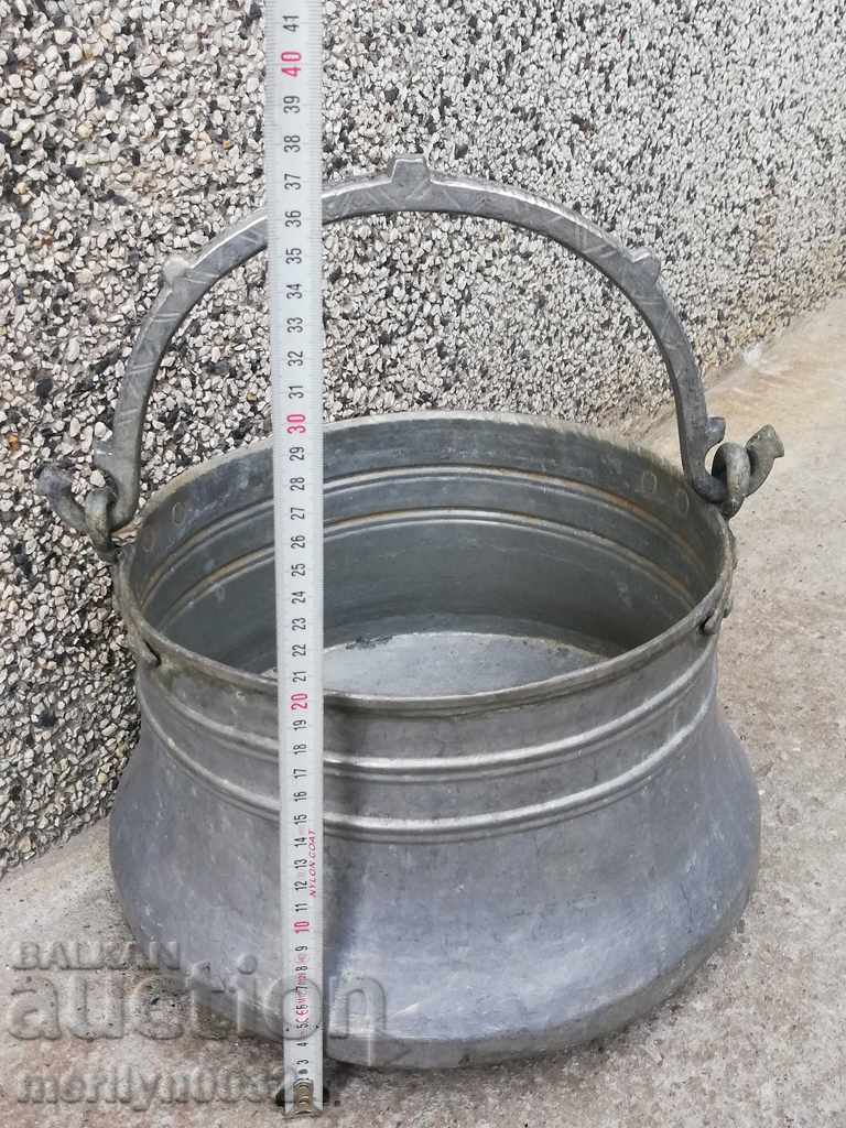 Auction Tin boned, boiler, baker, copper pot Auction Tin boned, boiler, baker, copper pot