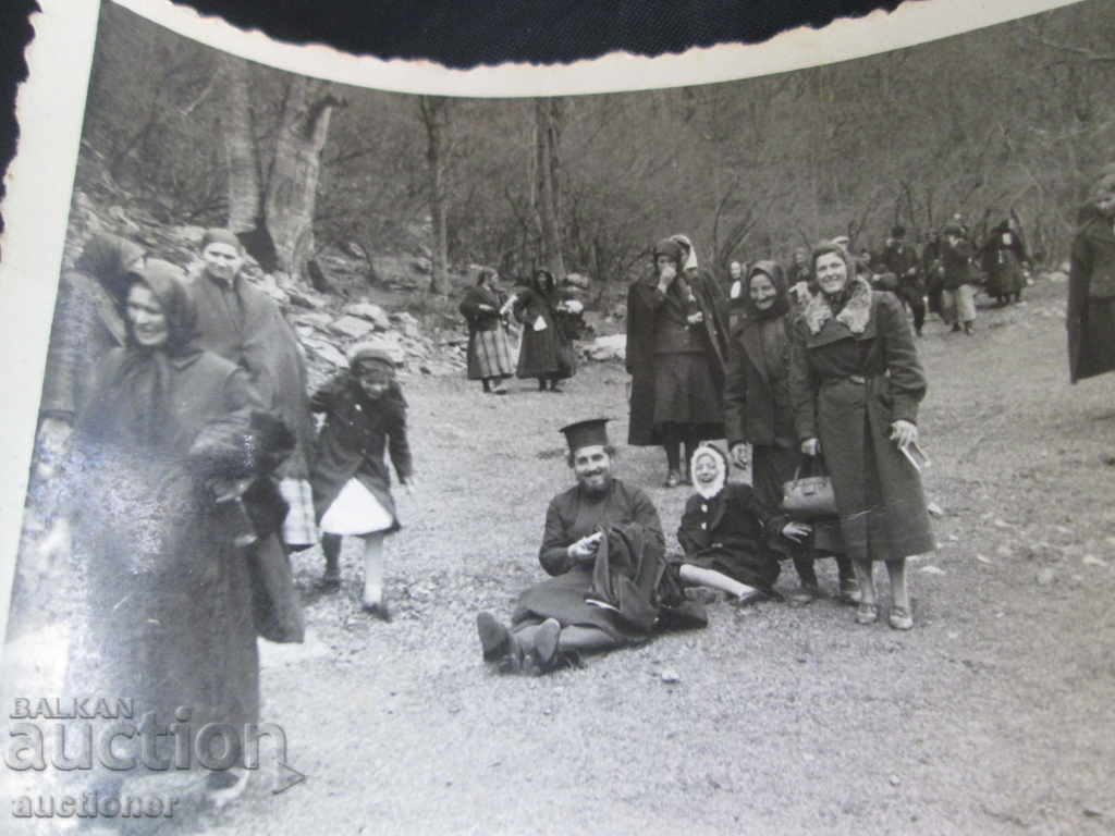 Delivery of Funny picture of a priest falling on the ground Delivery of Funny picture of a priest falling on the ground