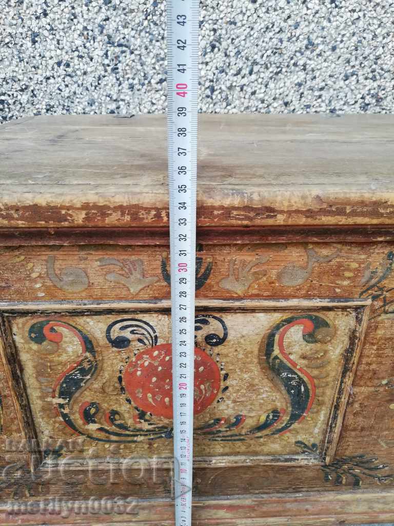 Auction Painted Renaissance chest, wrought iron lock, chest for a dresser Auction Painted Renaissance chest, wrought iron lock, chest for a dresser