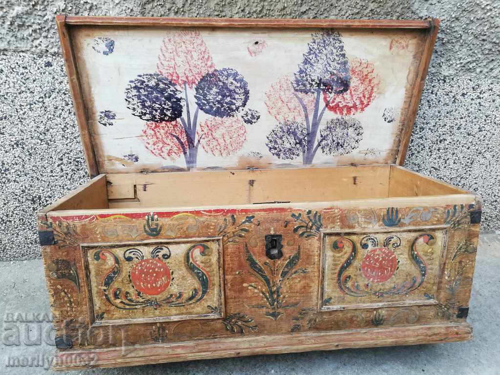 Painted Renaissance chest, wrought iron lock, chest for a dresser