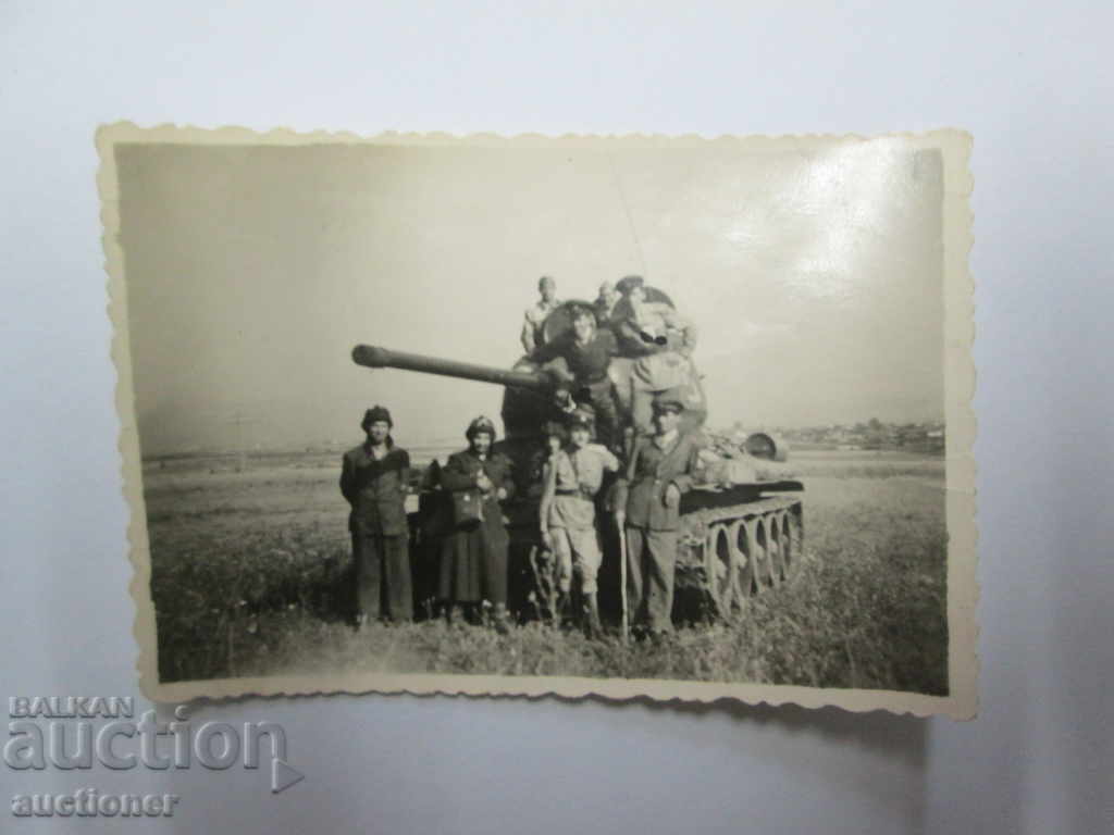 OLD PHOTOGRAPH OF TANK MILITARY