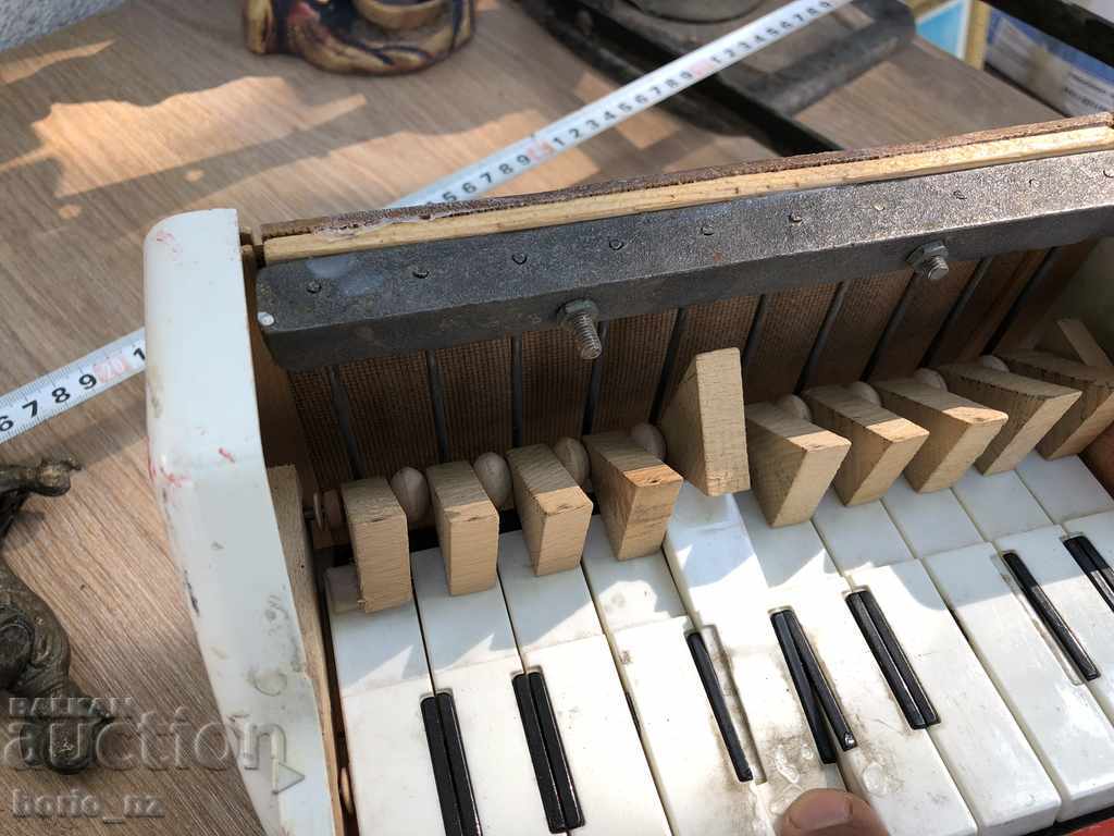 10036. OLD GERMAN CHILDREN'S PIANO GDR - 6