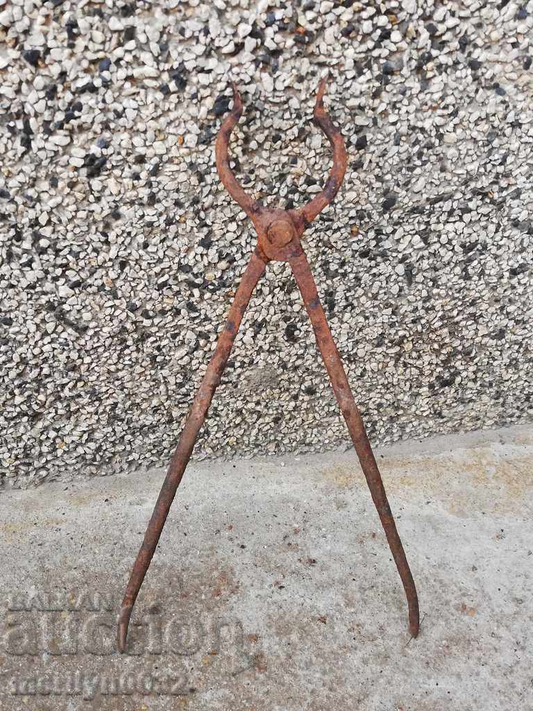 Auction Old forging pliers, wrought iron, a keradene tool Auction Old forging pliers, wrought iron, a keradene tool