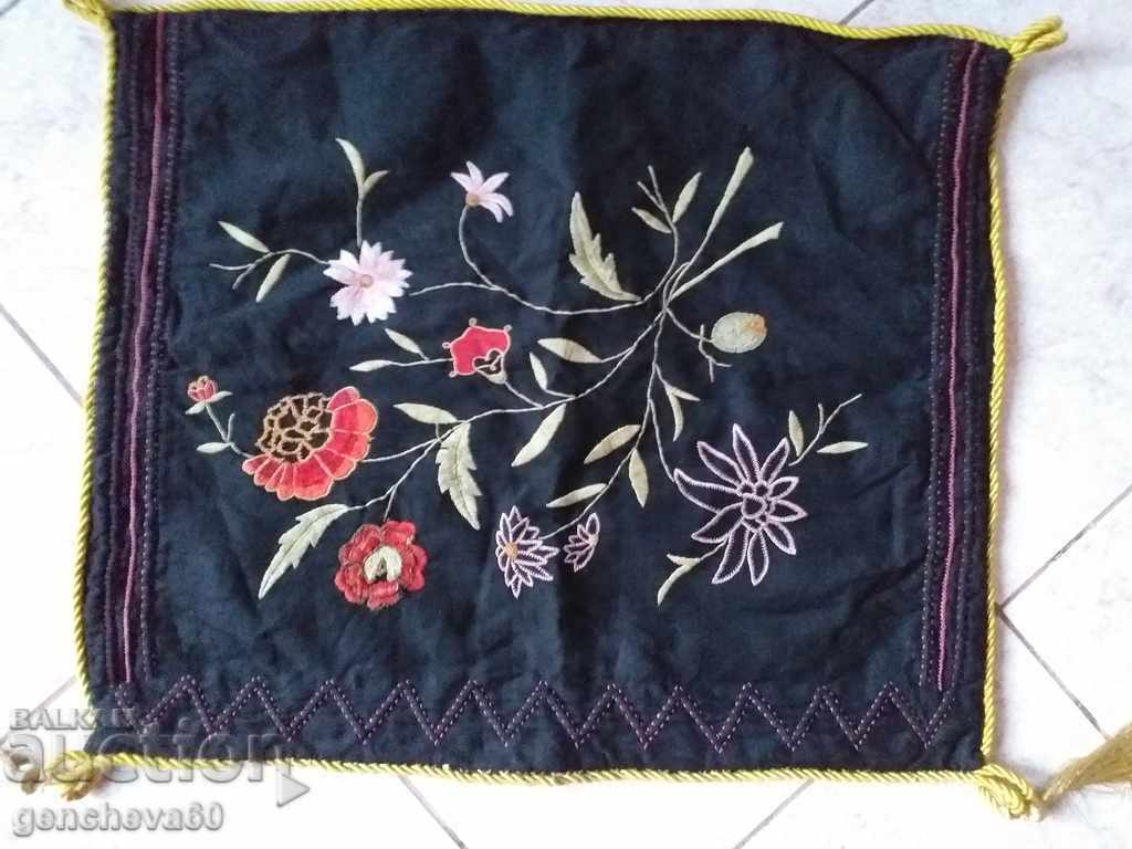 Delivery of Revival-era embroidered pillowcases/cushion Delivery of Revival-era embroidered pillowcases/cushion