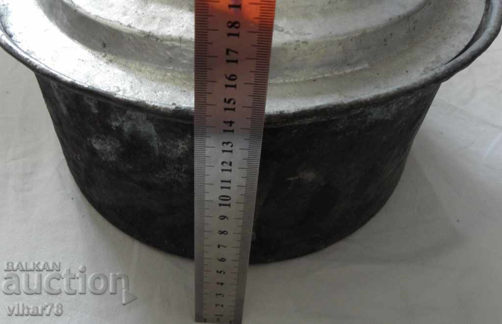 Auction Tin boned, boiler, baker, copper pot Auction Tin boned, boiler, baker, copper pot