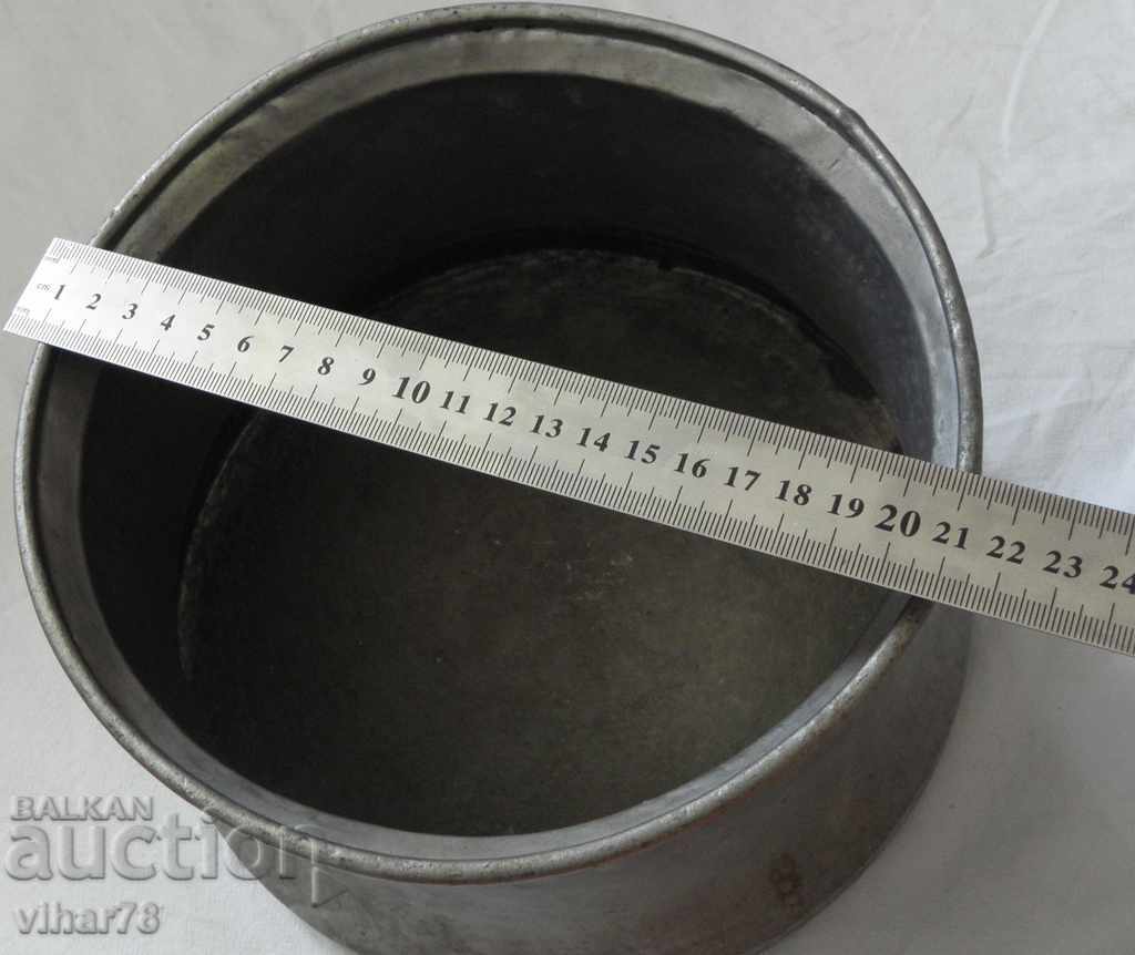 Auction Tin boned, boiler, baker, copper pot Auction Tin boned, boiler, baker, copper pot