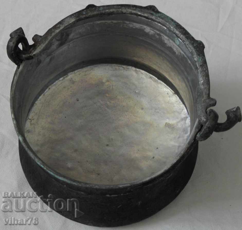 Auction Tin boned, boiler, baker, copper pot Auction Tin boned, boiler, baker, copper pot