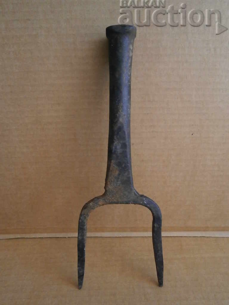 Delivery of Old twin, wrought iron, anvil for eyelid