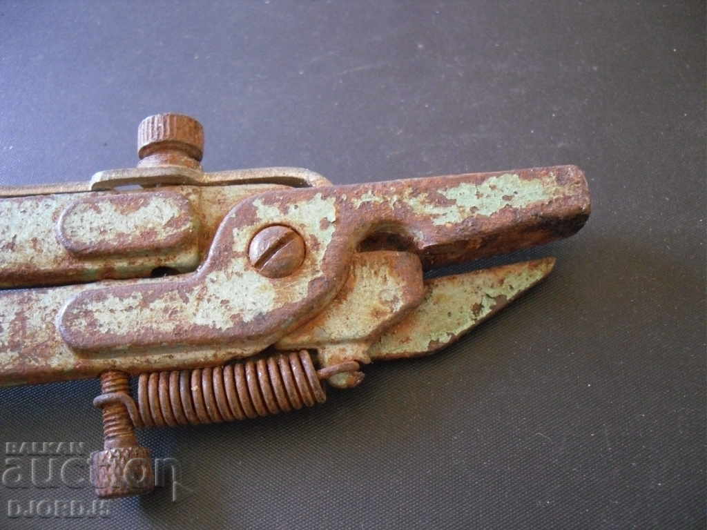 Delivery of Old specialized German pliers marked Delivery of Old specialized German pliers marked