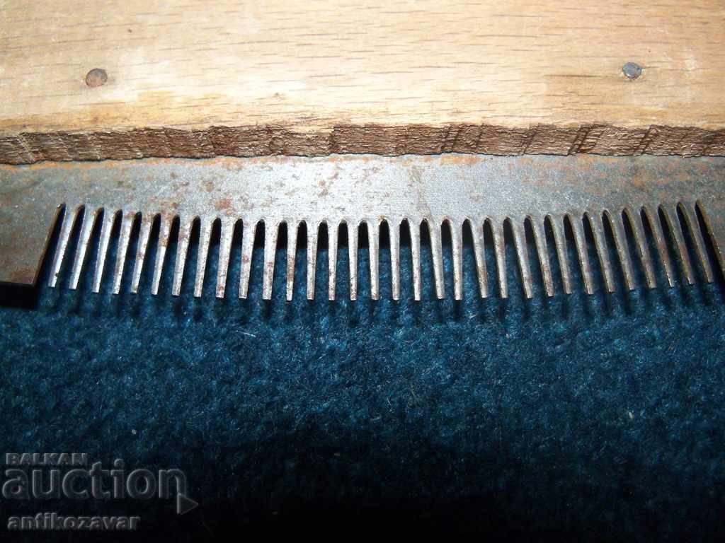 Auction Old animal comb Auction Old animal comb