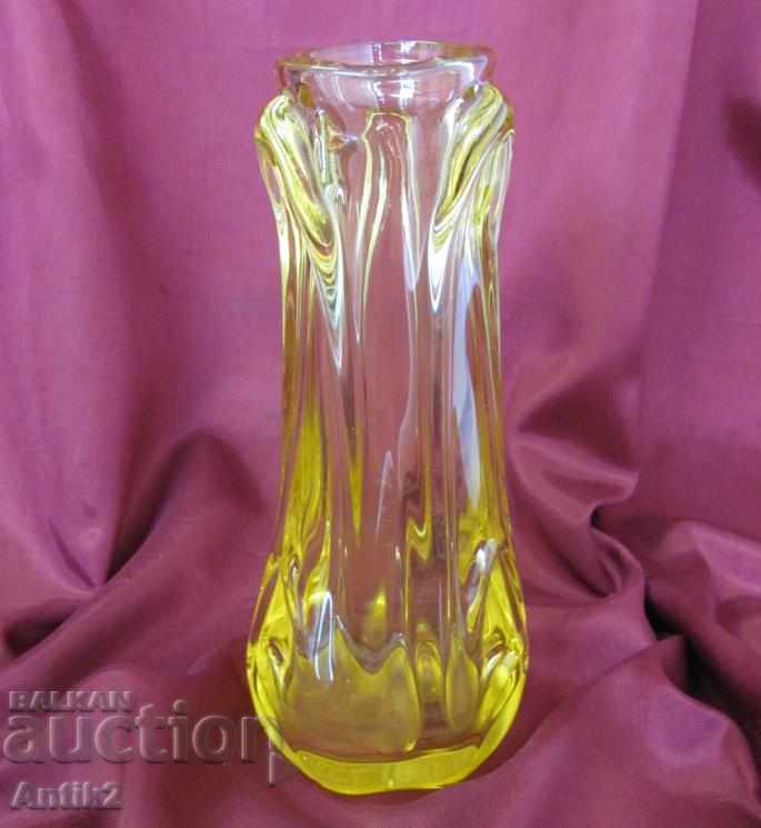 Vază din sticlă veche de cristal