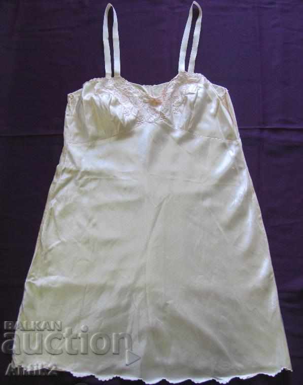 20-te Salopetă de damă, Cămașă de noapte satin și broderie tăiată