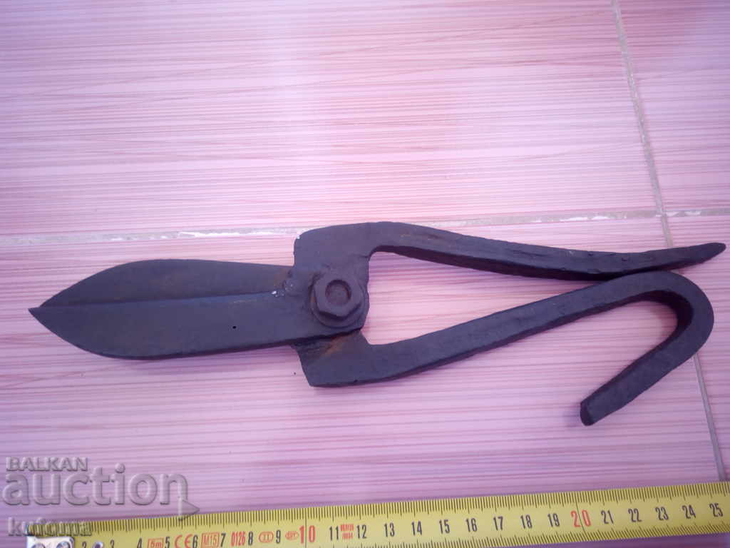 Old big scissors with price 24.99 BGN | € 12.78 Old big scissors with price 24.99 BGN | € 12.78