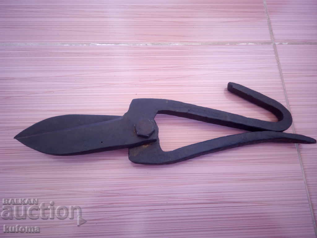 Auction Old big scissors Auction Old big scissors