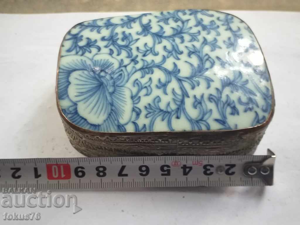 Delivery of ANTIQUE SILVER BOX WITH PORCELAIN Delivery of ANTIQUE SILVER BOX WITH PORCELAIN