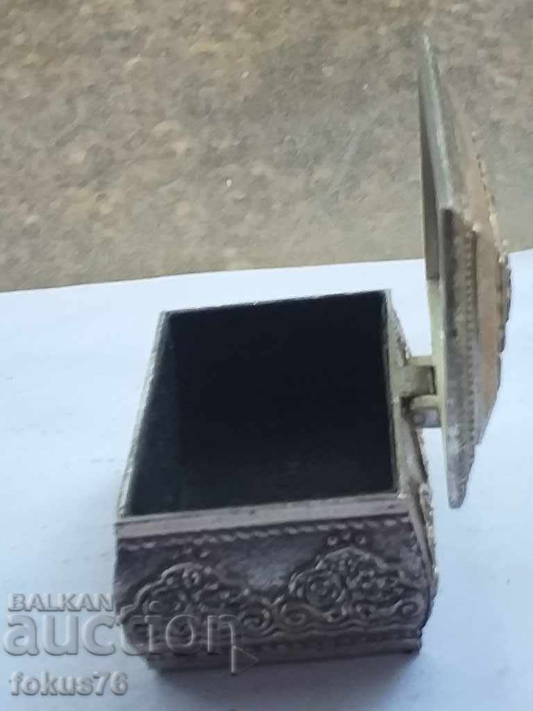 Delivery of SILVER Antique box is cute Delivery of SILVER Antique box is cute