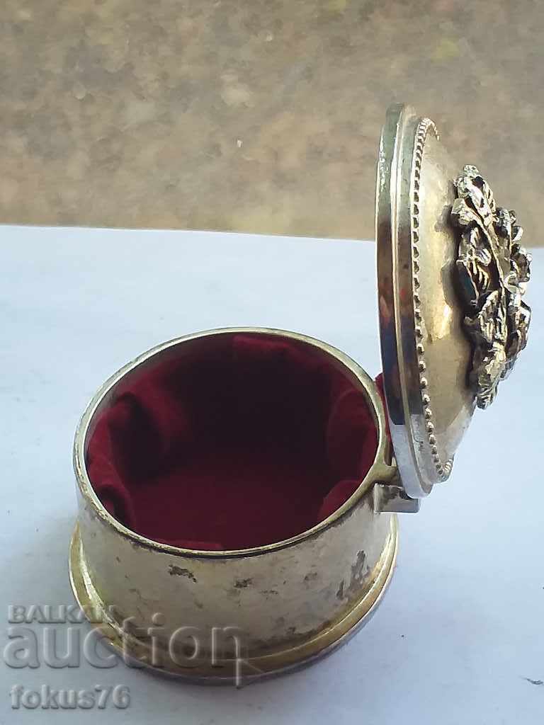 Delivery of SILVER ANTIQUE BOX SYMPATHY WITH SMALL CRASH Delivery of SILVER ANTIQUE BOX SYMPATHY WITH SMALL CRASH