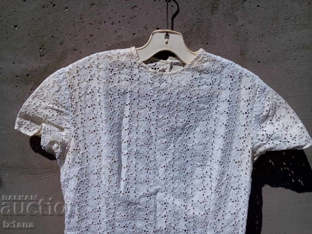 Η μπλούζα της παλιάς κυρίας με τιμή 10.00 BGN | € 5.11 Η μπλούζα της παλιάς κυρίας με τιμή 10.00 BGN | € 5.11