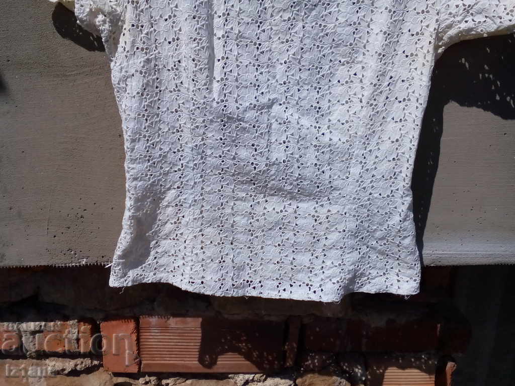 Δημοπρασία Η μπλούζα της παλιάς κυρίας Δημοπρασία Η μπλούζα της παλιάς κυρίας