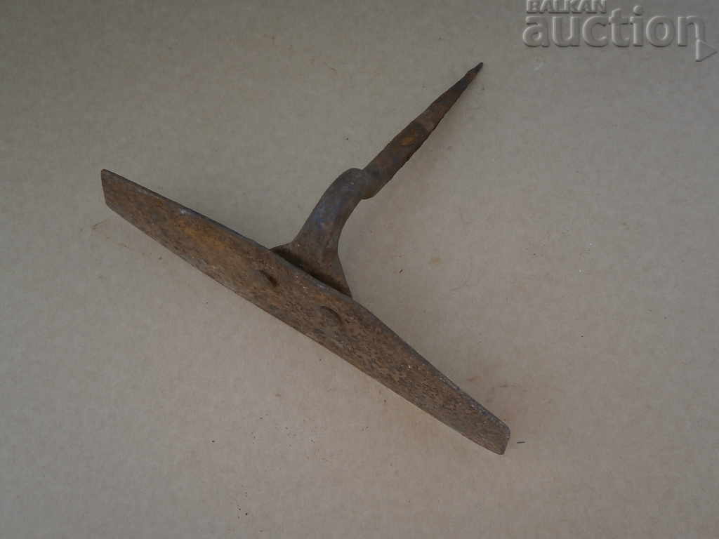 Delivery of old primitive fangs, fangs, fangs, wrought iron Delivery of old primitive fangs, fangs, fangs, wrought iron